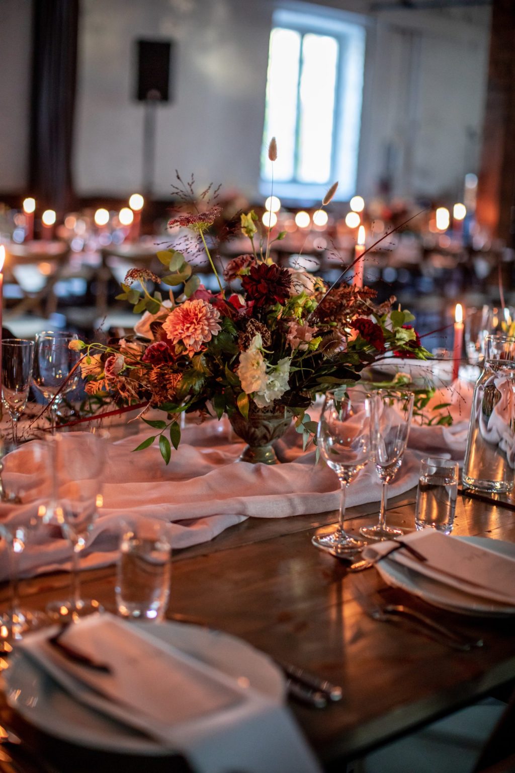 Dukat festbord med blommor och levande ljus