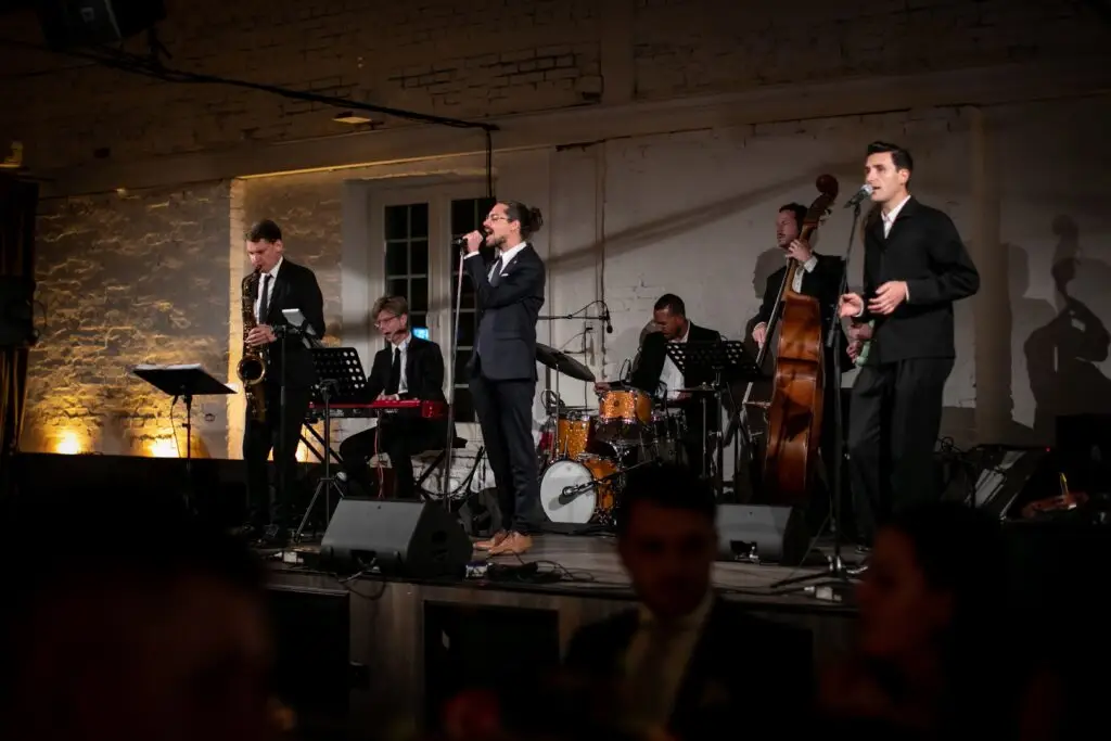Band som spelar på scenen i Stallet