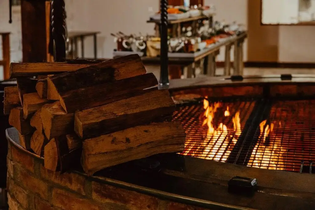Eldhärden Glaze Pit i Stallet med ved