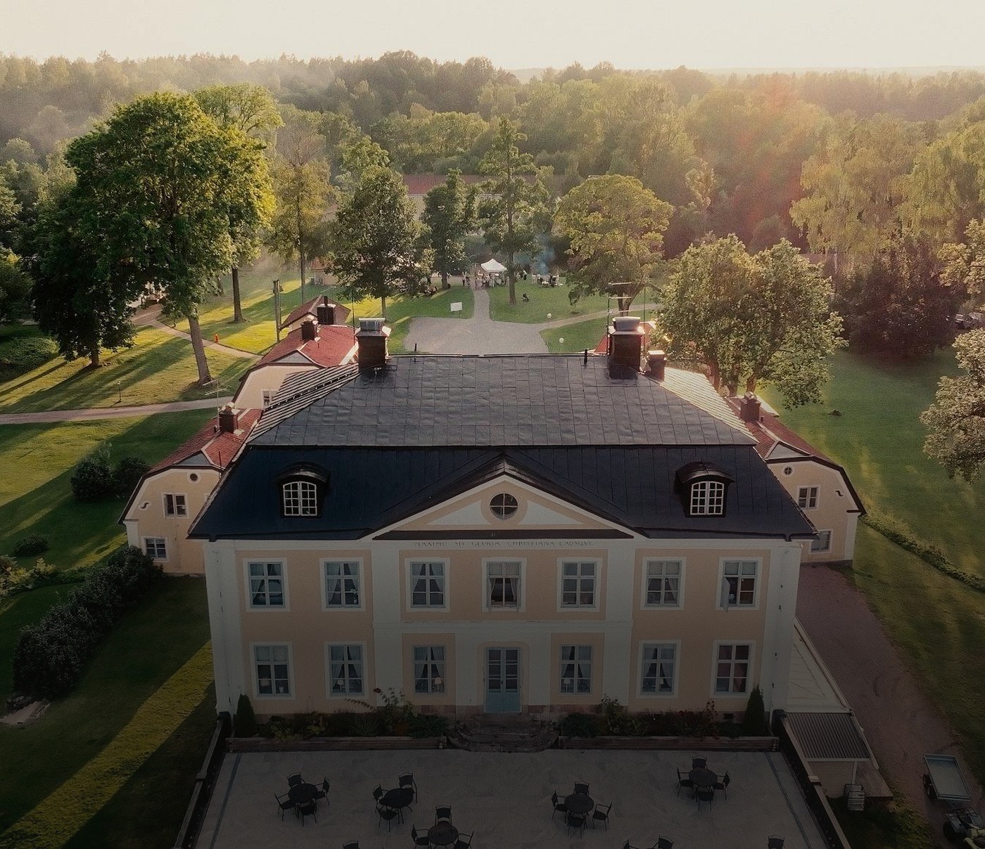 Schenströmska Herrgården sedd från ovan, omgiven av park och skog