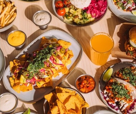 Dukad buffé med nachos och tillbehör
