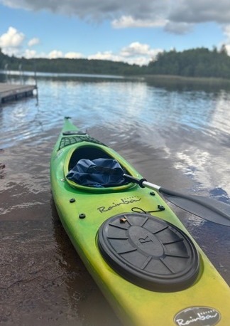 Kajak vid bryggan på ån