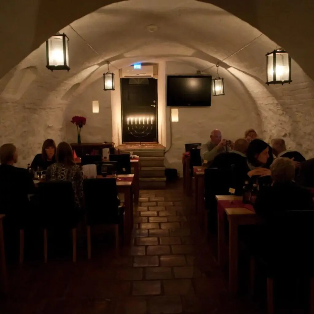 Valvet med tegelvalv och lyktor i Herrgården